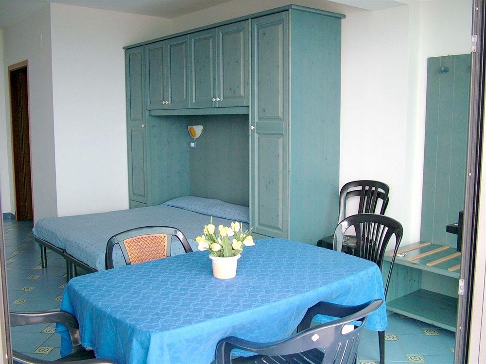 Oasi Azzurra Aparthotel Messina Exteriör bild