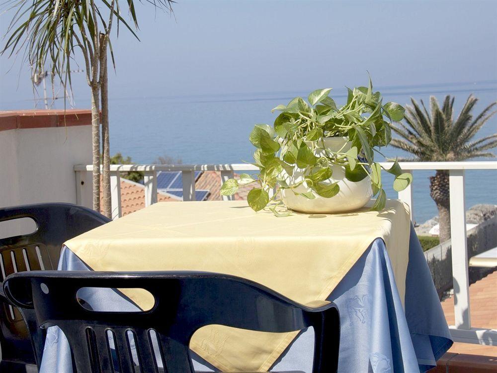 Oasi Azzurra Aparthotel Messina Exteriör bild