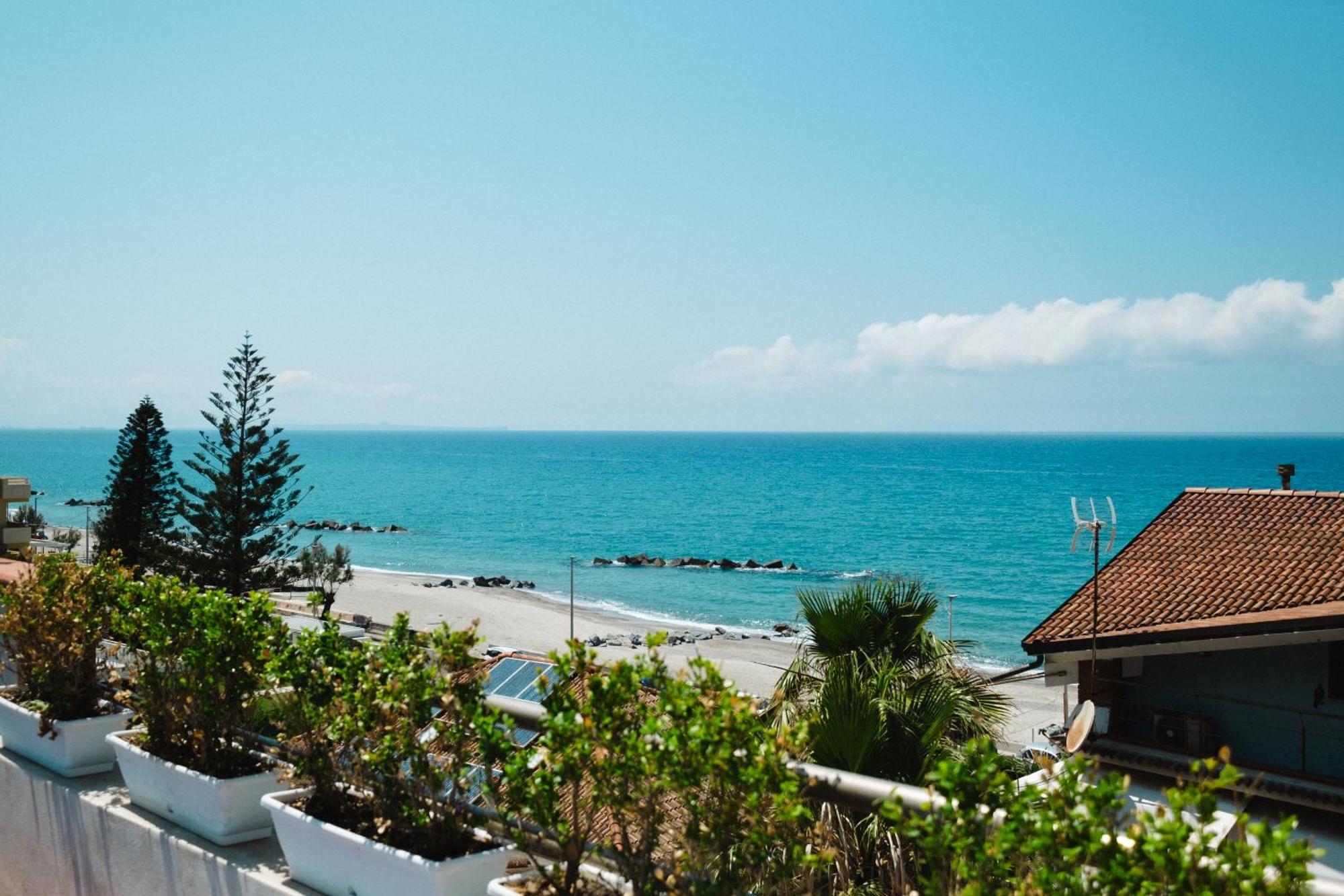 Oasi Azzurra Aparthotel Messina Exteriör bild
