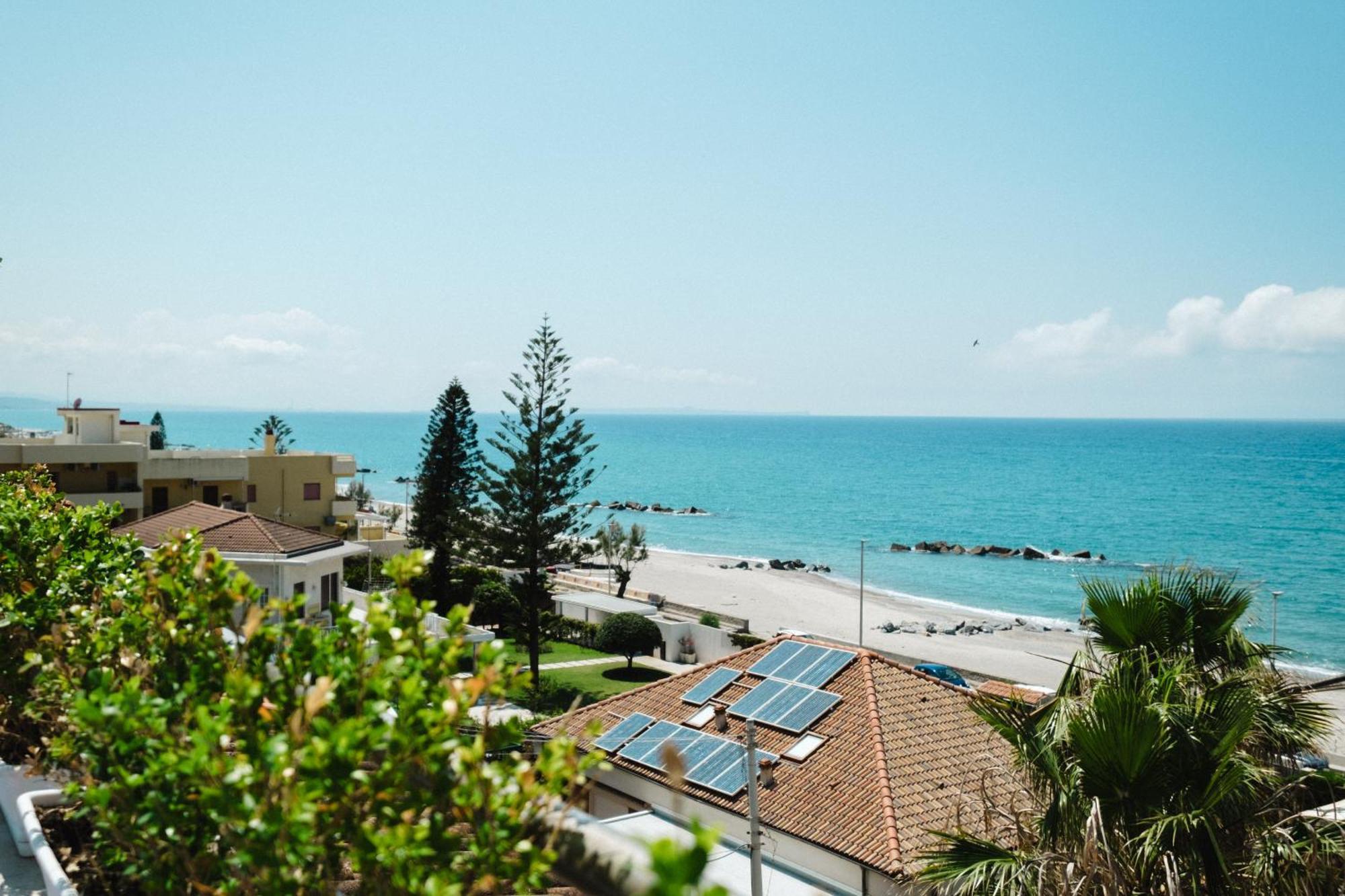 Oasi Azzurra Aparthotel Messina Exteriör bild