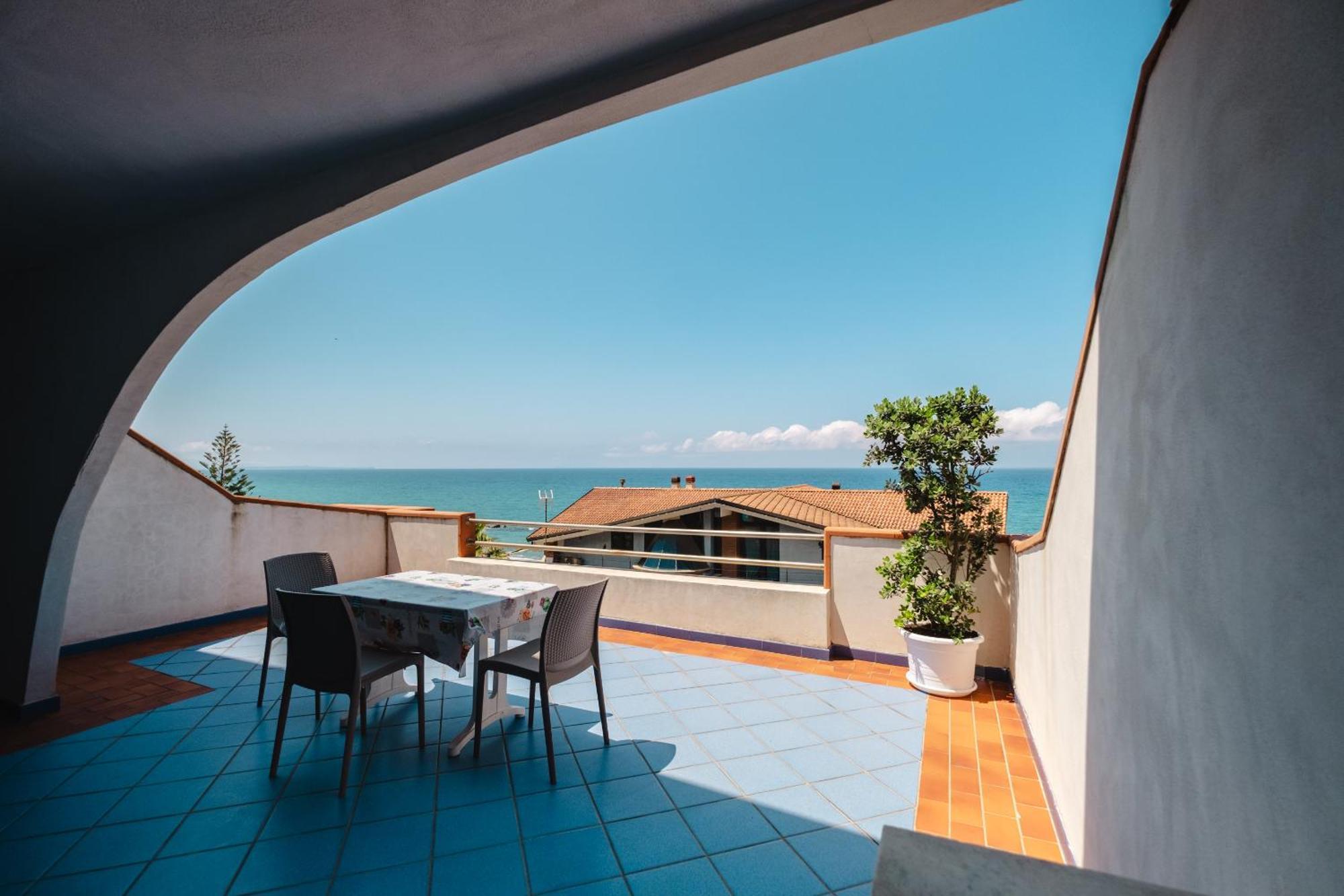 Oasi Azzurra Aparthotel Messina Exteriör bild